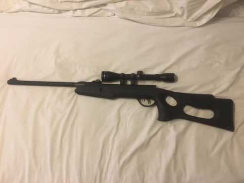 Pellet gun met scope