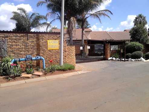 PET FRIENDLY SECURE TOWNHOUSE KEMPTON PARK