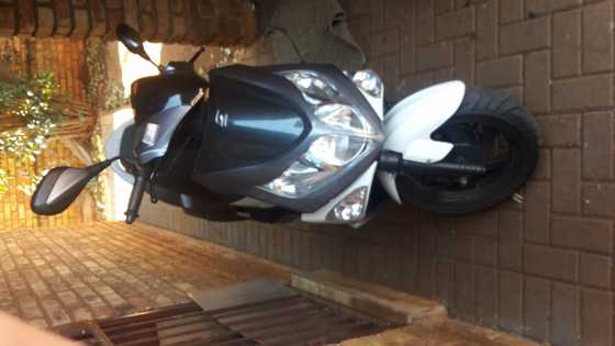 pgo 220 cc g max scooter 2010 model 4500 km in excelent condition.