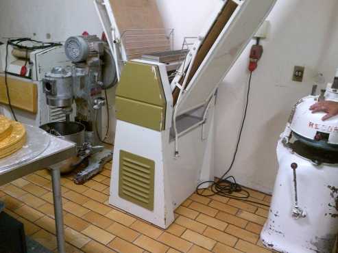 Pie maker dough roller machine