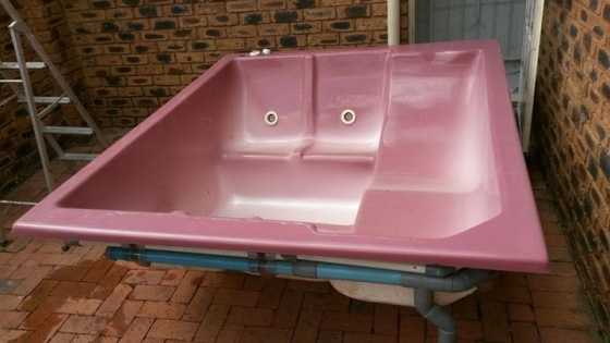 Pienk jacuzzi for sale.