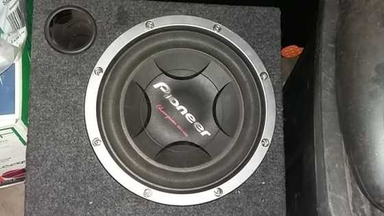 Pioneer 1200watt sub woofer