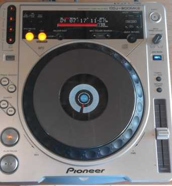 Pioneer CDJ 800 MK2 (MP3 Compatible) in Excellent Condition (Pair)