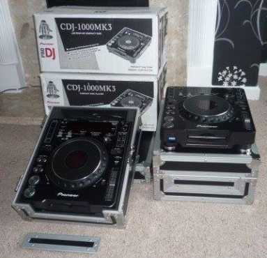 Pioneer cdjs 1000s for sale x2  x2 flightcases black and silver Centurion. Beautiful midnight blac