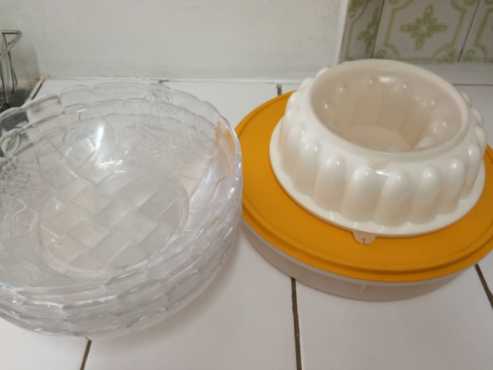 Plastic bowls and ring cake