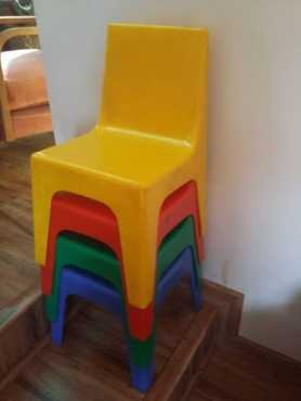 Plastic table and 4 plastic chairs