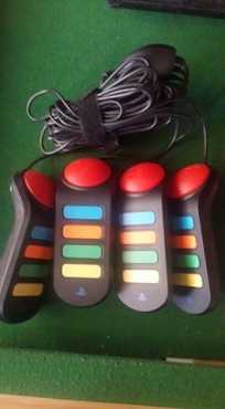 Playstation 2 Buzz game en remotes te koop.