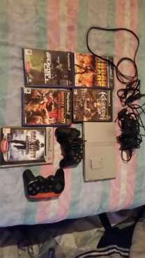 playstation 2 platinum. Met 2 remote en een 8mb memory card en 17 games