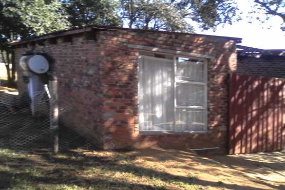 plot with 2 cottages, 4 bedroom house needs TLC. electricity bore water
