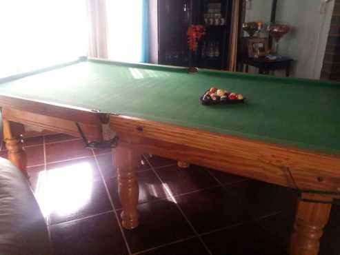 Pool tafel met 2 stelle balle