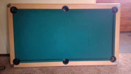 Pool tafel met balle en stoke te koop vir R2000 of naste cash offer