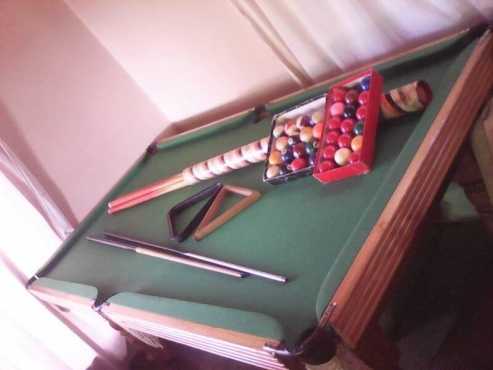 Pooltafel met 4 stokke, snooker en poolballe