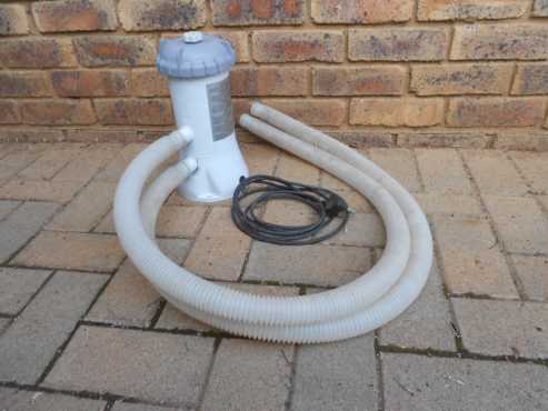 Portable swimming pool pump and filter