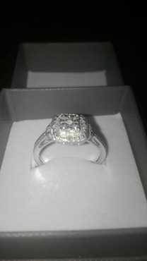 Pragtige ring.8 diamantjies.