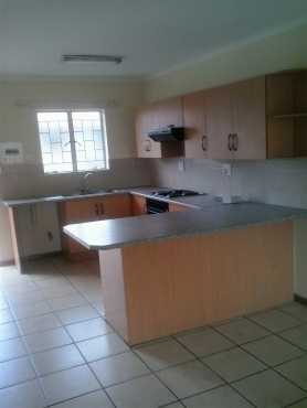 PRETORIA NOORD - RUIM 2 SLK STAPELSIMPLEKS - DIREK VAN EIENAAR R 450 000