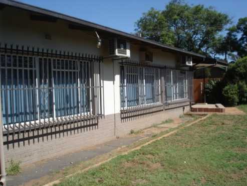 PRETORIA NORTH. 4 BED ROOM HOUSE AND 2 BEDROOM FLAT. Near town and schools PRICE DOWN