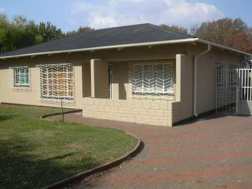 PRIVATE SALE -VANDERBIJLPARK 3 Bedroom house (tiled throughout), large kitchen, dining room, with 1