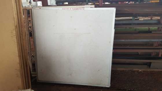 Projector screen 1.5x1.5 for sale at Reduced price