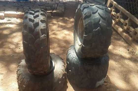 Quad tyres met rims