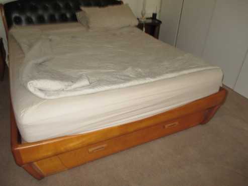 Queen size bed solid oak