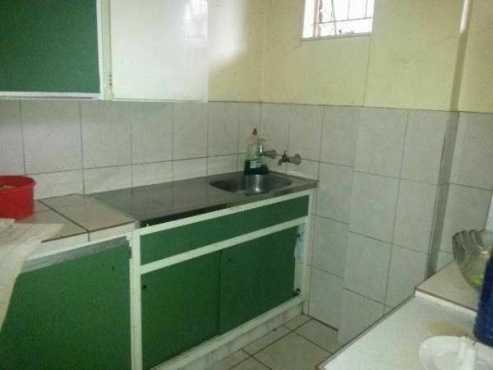 RANDBURG - 2bedroomed flat to let for R5500 excl all charges