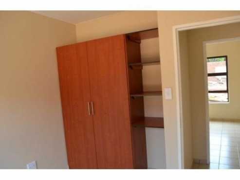 RANDBURG near the taxi rank 1 bed, 1 bath, lounge, kitchen, parking. R4000