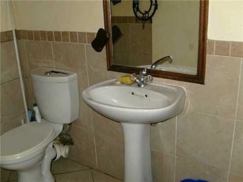 Randburg open plan bachelor flat to let for R3800 close to multichoice