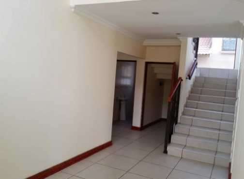 Re-advertised 3 bedroom house with 3 en suite bathrooms on secure golf estate in Vanderbihjlpark,