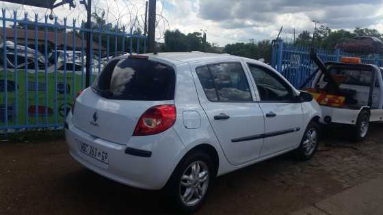 RENAULT CLIO 3 STRIPPING FOR SPARES CALL