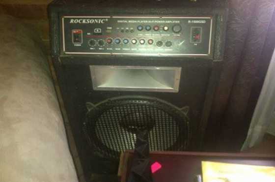 Rocksonic 2x subs een het n ingeboude amp.wil dit graag verkoop vir R1200 of swop vir komputer parte