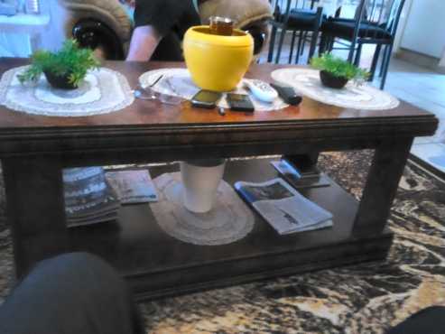 Ronaldo crown. Coffee table emboya finish. As good as new 1140x580x500. Boksburg witfield R 700 or n