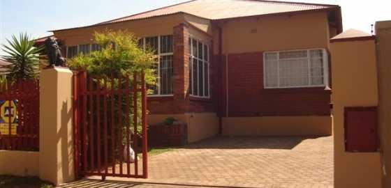 Roodepoort Room In House To Share  SINGLE Lady Only