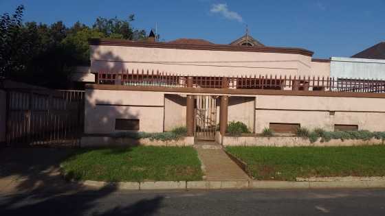 Rooms to rent in a very secured property in Roodepoort CBD