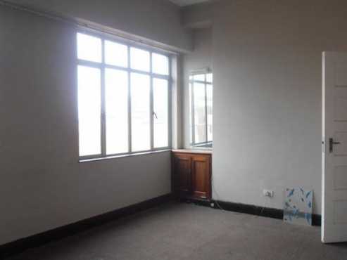 Rosettenville open plan bachelor flat to let to let for R1900 pre-paid electricity sunny