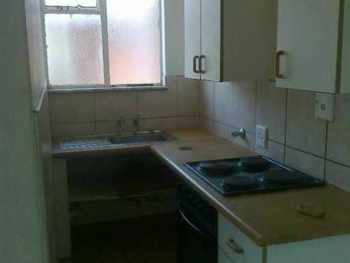 Rosettenville small open plan bachelor flat to let for single or couple Rental R1500