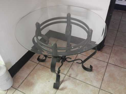 Round steel coffee table in Pretotia