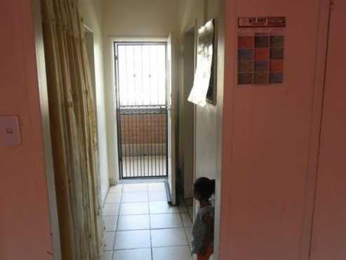 Rouxville open plan bachelor townhouse near balfour Park R3000