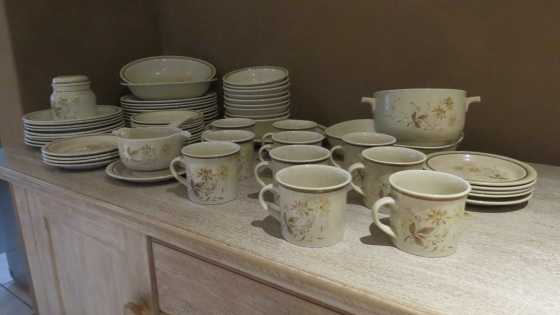 Royal Daulton 1975 Rare Sandsprite 52pc Quality Dinning Set.