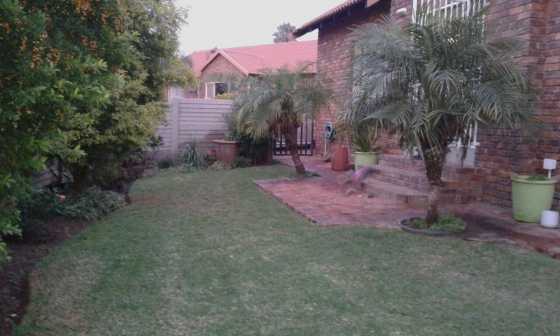 Ruim baie netjiese Meenthuis in Westside Terrace, einde van Schuurmanslaan, Pretoria Tuine omgewing