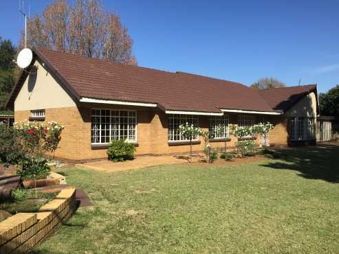 Ruim Woonhuis met 5 slaapkamers R15000