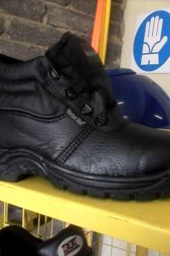 Safety boots (sabs) work man