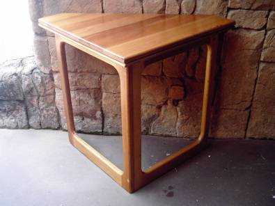 Saligna Corner Table