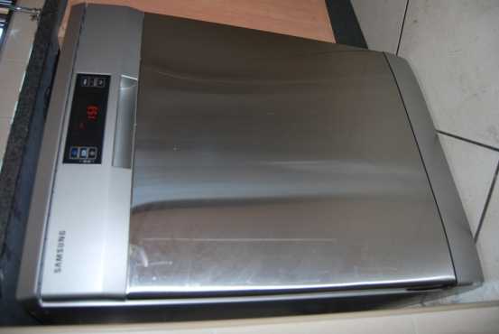 Samsung 12 place automatic dishwasher (LIKE NEW)