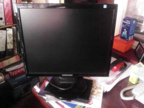 SAMSUNG 13 INCH MONITOR