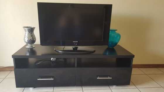 Samsung 32quot Flat Screen TV (including stand)