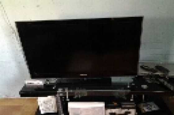 SAMSUNG 40quot LED TV with glass tv stand for FREE