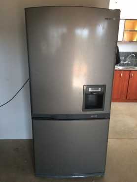 Samsung Fridge freezer withwater dispencer. - 505L