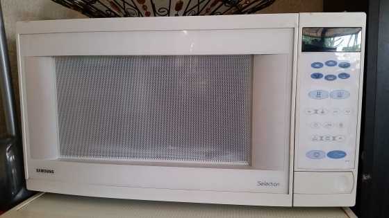 Samsung Microwave Dont know the capacity but is a very large microwave.