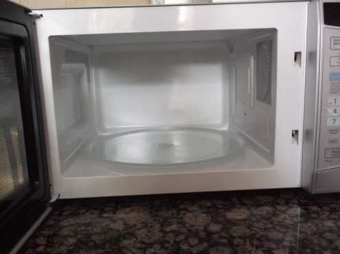 SAMSUNG MICROWAVE  R799.00