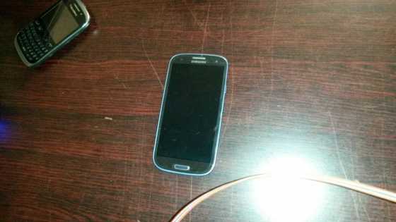 samsung s3 big with 4 pouches and ekstra battery